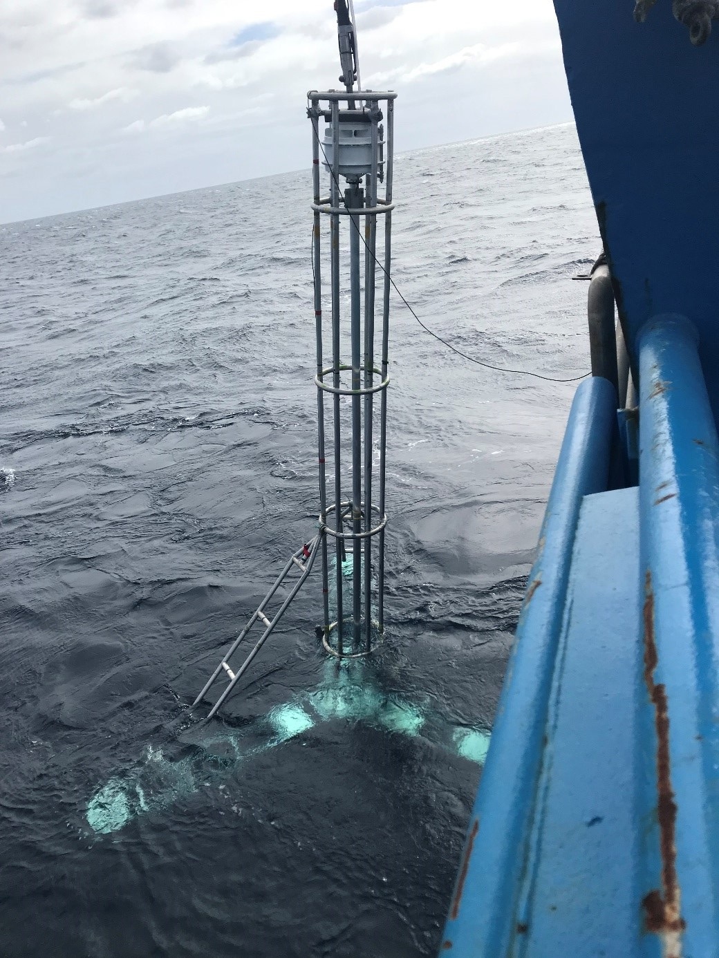Geoscience Australia’s shallow-water vibrocoring system being deployed on the RV Invesigator